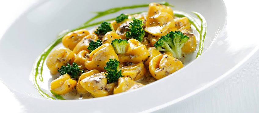 Tortellini di razza, acciuga, mozzarella di bufala in salsa di burro e tartufo