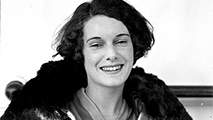 Ritratto di Jean Batten, 1936 (Whites Aviation Ltd : Photographs. Alexander Turnbull Library, Wellington, New Zealand)