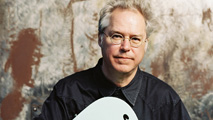 Bill Frisell che sar&agrave; il 20 marzo a Cortemaggiore. Foto di Jimmy Katz