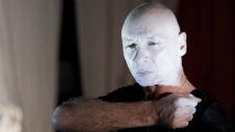 Danio Manfredini in una scena di<em> Caino</em> del Teatro di Valdoca