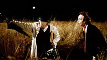 Paolo Villaggio e Roberto Benigni in un'inquadratura de La voce della luna di Federico Fellini
