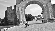Rimini, Arco di Augusto: l’inizio della via Emilia. Foto di Nino Migliori.