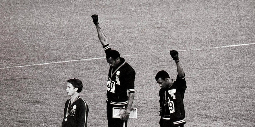 Città del Messico, Olimpiadi 1968, il podio della finale dei 200 metri: da sinistra, Peter Norman, Tommie Smith, John Carlos