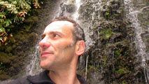 Pierluigi Bragaglia sotto la cascata di Lagoa Funda, Flores (autore P.Bragaglia)