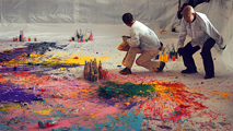 Shimamoto mentre realizza un'opera
