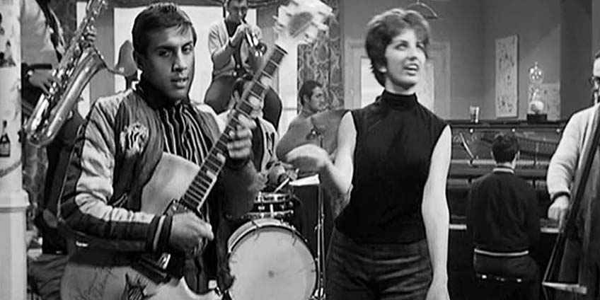 Adriano Celentano con la sua chitarra Wandr&egrave;
