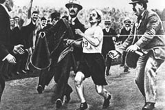 Dorando Pietri al traguardo