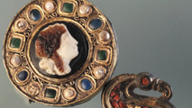 fibule di chiusura per mantelline femminili