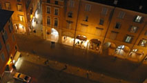 Modena di notte, Piazza della Torre, immagine tratta dal sito magazine.voiaganto.it
