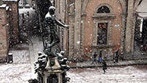 Nevica sul Nettuno, in piazza Maggiore a Bologna