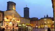 Reggio Emilia, visione notturna della piazza del duomo