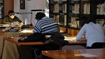 Studenti che studiano in biblioteca, autore Alan Tamburini, Archivio Agenzia Informazione e ufficio stampa della giunta