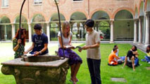 Studenti nel chiostro del Rettorato - Dal sito www.unife.it