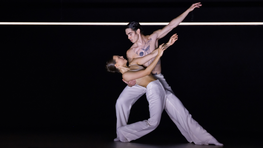Ballet BC In Silent Tides Di Medhi Walerski Foto Di Michael Slobodian