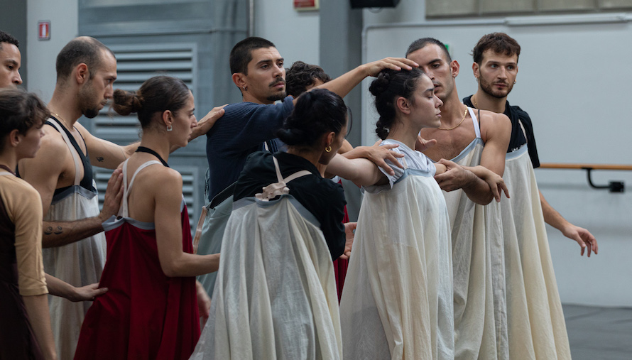 Aterballetto In Prova Con Marcos Morau Per La Nuova Creazione Ceneri Foto Di Alice Vacondio (2)